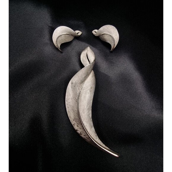 Vintage 1960s Trifari Silver Leaf Set – Brooch & Earrings - Picture 2 of 5